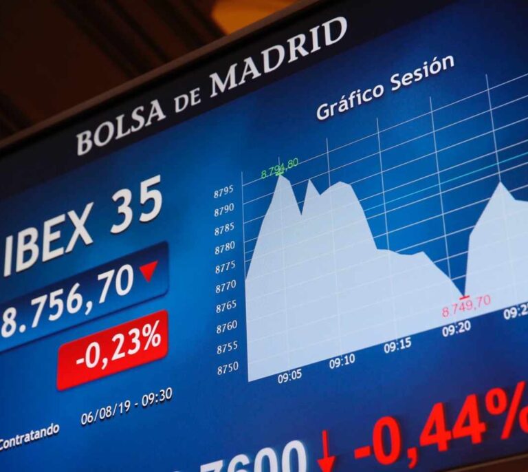 El Ibex se desploma un 3% por el temor a la nueva cepa del coronavirus en Reino Unido