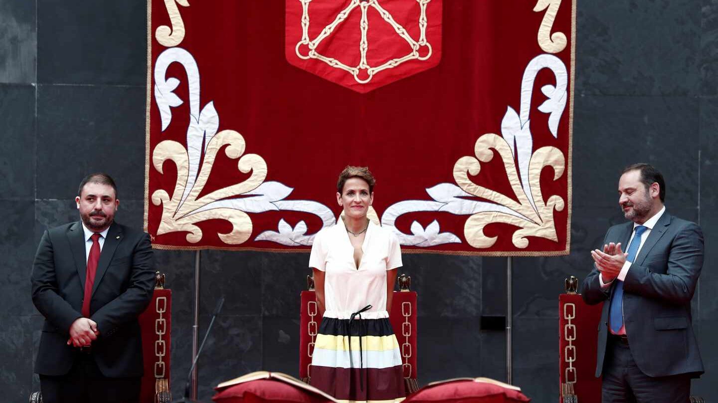 María Chivite en su toma de posesión como presidenta de Navarra, acompañada del ministro de Fomento, José Luis Ábalos, y el presidente del Parlamento de Navarra, Unai Hualde.