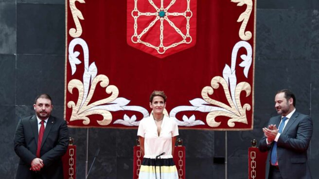 María Chivite en su toma de posesión como presidenta de Navarra, acompañada del ministro de Fomento, José Luis Ábalos, y el presidente del Parlamento de Navarra, Unai Hualde.