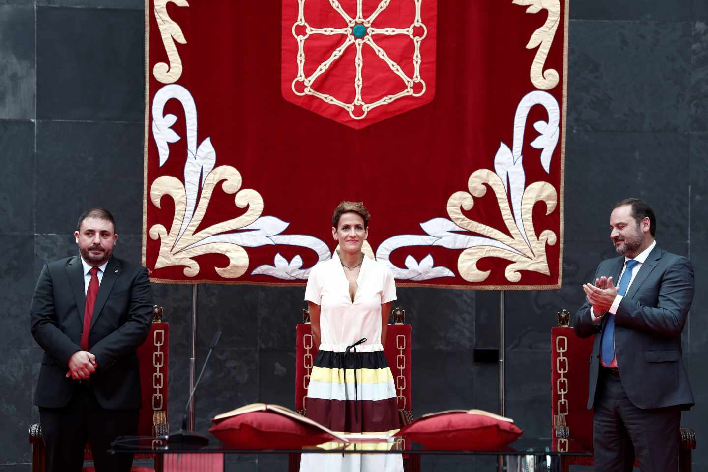 María Chivite en su toma de posesión como presidenta de Navarra, acompañada del ministro de Fomento, José Luis Ábalos, y el presidente del Parlamento de Navarra, Unai Hualde.