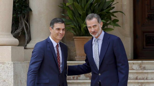 El rey Felipe VI y el presidente del Gobierno en funciones, Pedro Sánchez, en la entrada del Palacio de Marivent.