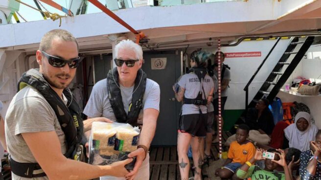 El actor Richard Gere lleva víveres al barco de Proactiva Open Arms