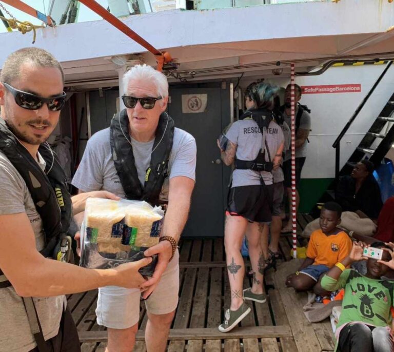 El actor Richard Gere lleva víveres al barco de Proactiva Open Arms