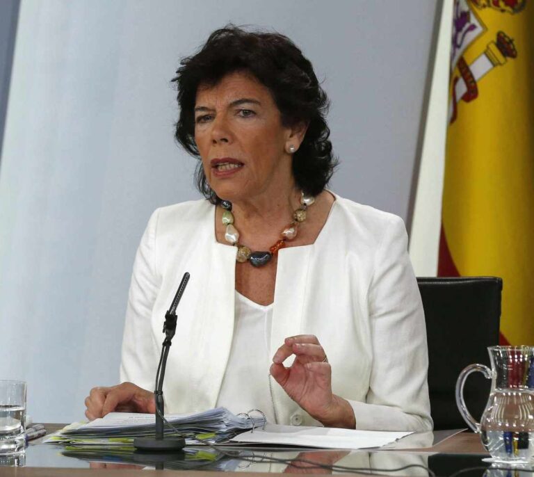 Ultimátum de Celaá a Murcia: "Tiene 24 horas para retirar el 'pin parental' o lo recurriremos"