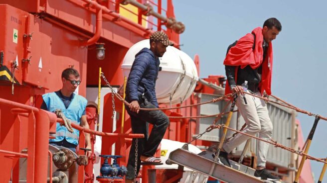 Rescatan en el estrecho de Gibraltar a tres menores en una barca de juguete