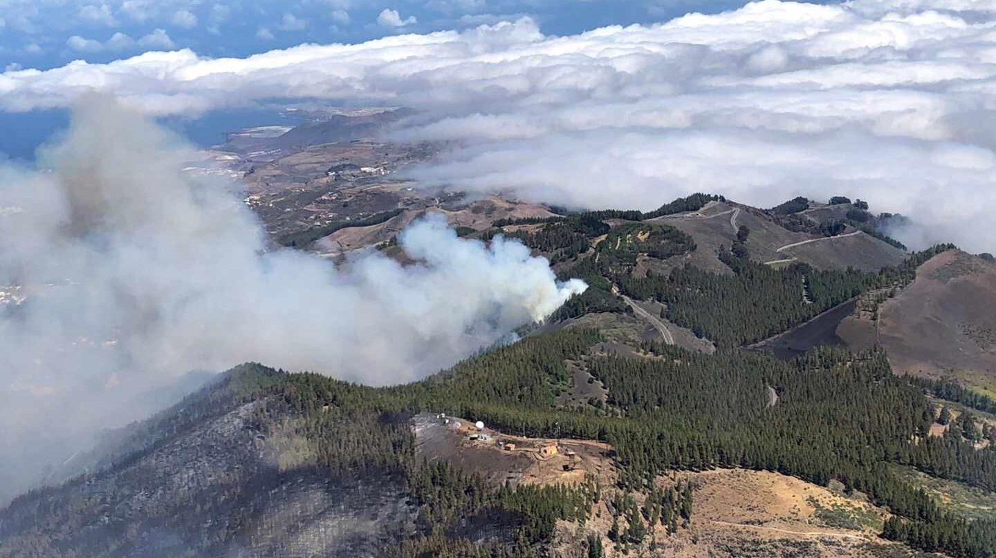 Fotografía facilitada por la Guardia Civil de uno de los focos del incendio que afecta a los municipios de Tejeda, Artenara y Gáldar