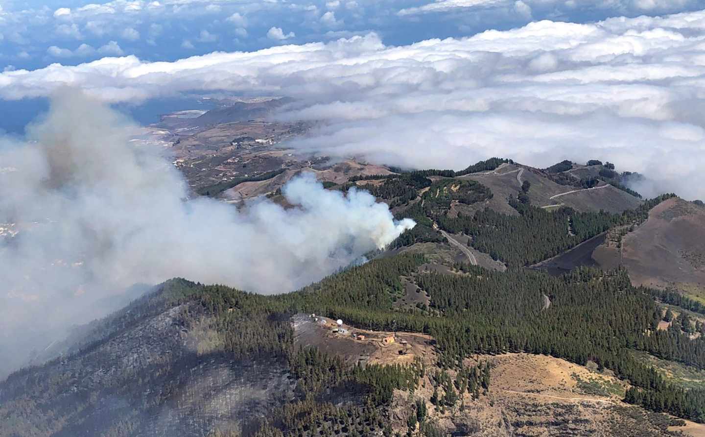 Fotografía facilitada por la Guardia Civil de uno de los focos del incendio que afecta a los municipios de Tejeda, Artenara y Gáldar