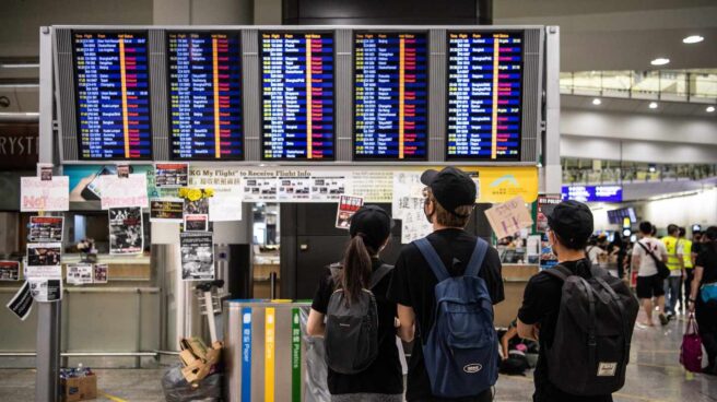 Hong Kong amanece con más de 300 vuelos cancelados tras las protestas