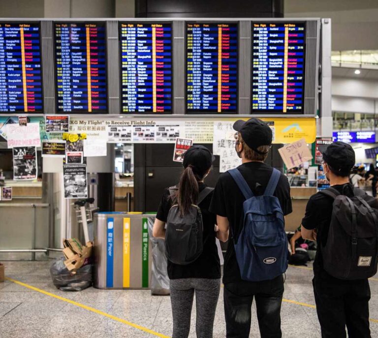 Hong Kong amanece con más de 300 vuelos cancelados tras las protestas