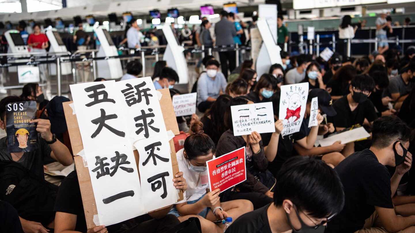 Protestas en el aeropuerto de Hong Kong este martes.