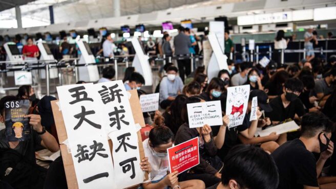 Protestas en el aeropuerto de Hong Kong este martes.