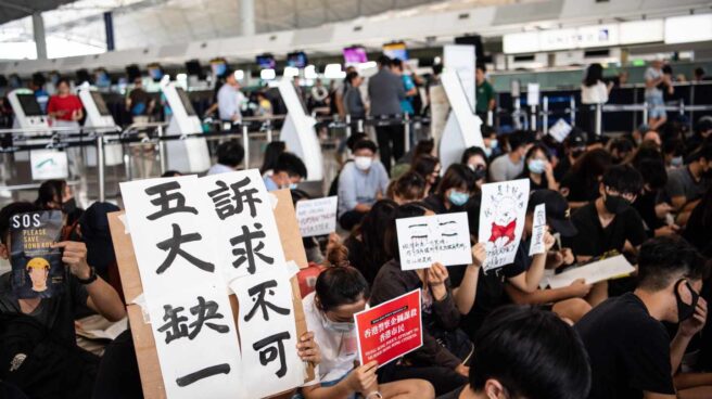 Protestas en el aeropuerto de Hong Kong este martes. Protestas en el aeropuerto de Hong Kong este martes.