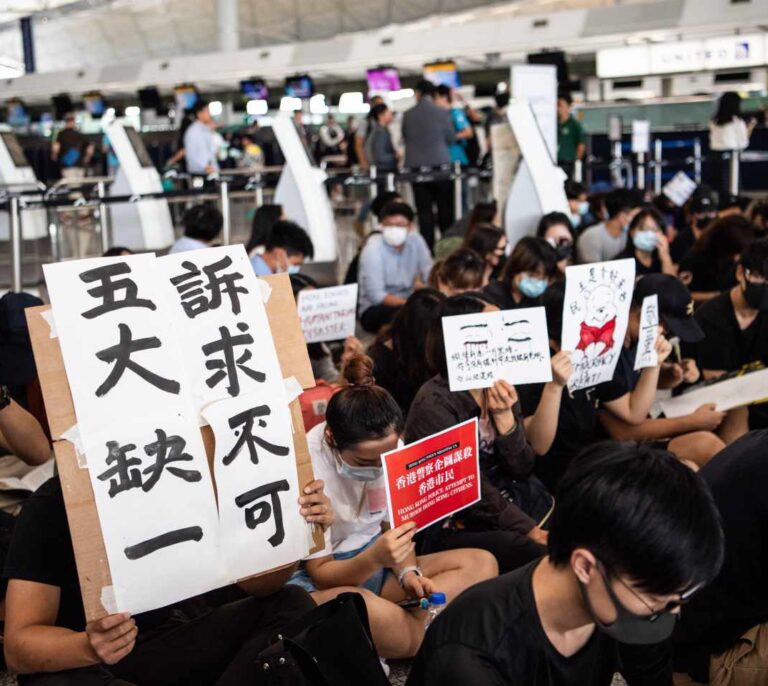 Hong Kong vuelve a suspender todos sus vuelos de salida por nuevas protestas