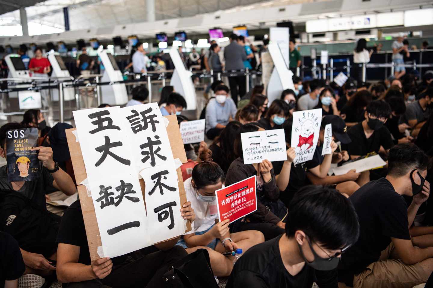 Protestas en el aeropuerto de Hong Kong este martes.