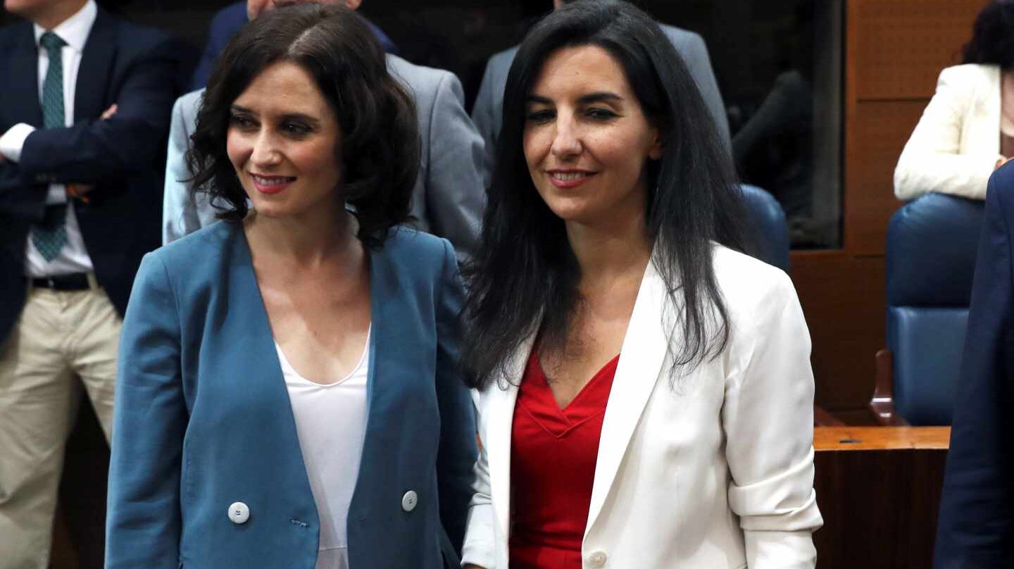 La candidata del PP a la Presidencia de la Comunidad de Madrid, Isabel Díaz Ayuso, acompañada de la portavoz de Vox en la Asamblea, Rocío Monasterio