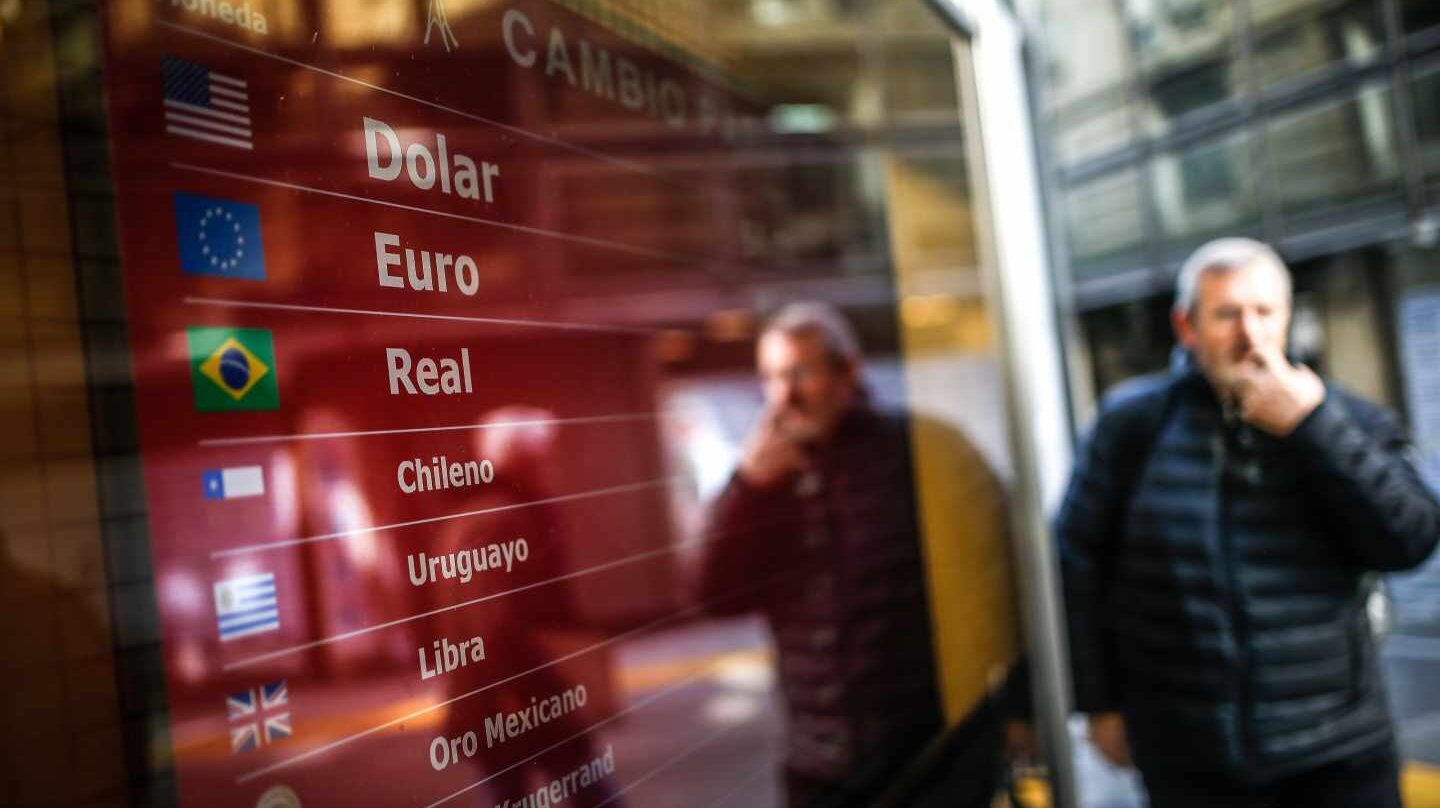 El desplome de las divisas latinoamericanas 'cuesta' más de 5.300 millones a las empresas del Ibex en cuatro semanas.