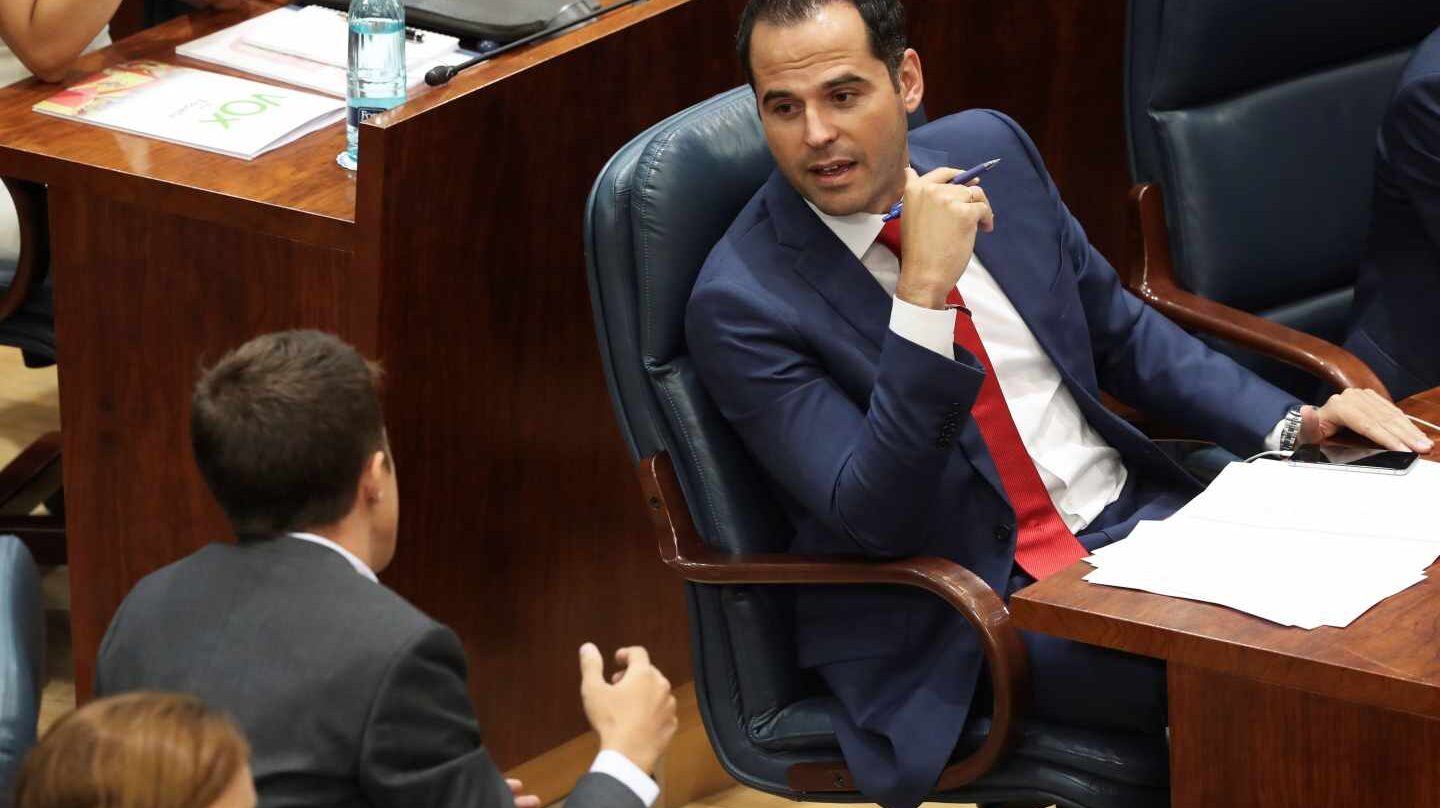 El portavoz de Ciudadanos en la Asamblea de Madrid, Ignacio Aguado, habla con el de Más Madrid, Íñigo Errejón.