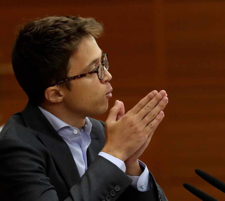 Tensión entre Ayuso y Errejón: "Tienen ustedes las manos manchadas de dictadura"