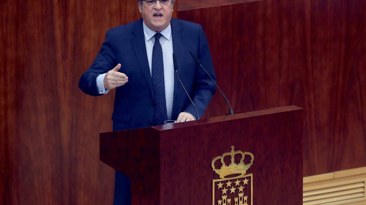 El portavoz del PSOE-M en la Asamblea, Ángel Gabilondo, durante su intervención en la sesión de la tarde previa a la votación de investidura.