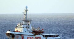 El Open Arms, a la espera de puerto tras rescatar a 43 personas, 13 de ellas menores