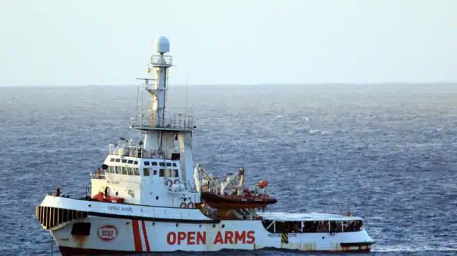 El Open Arms, a la espera de puerto tras rescatar a 43 personas, 13 de ellas menores