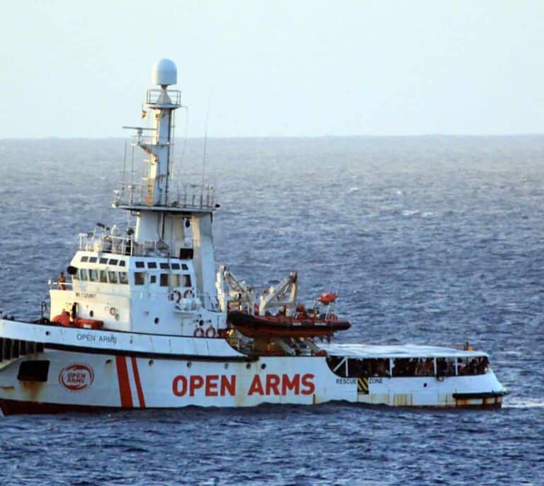 El Open Arms, a la espera de puerto tras rescatar a 43 personas, 13 de ellas menores
