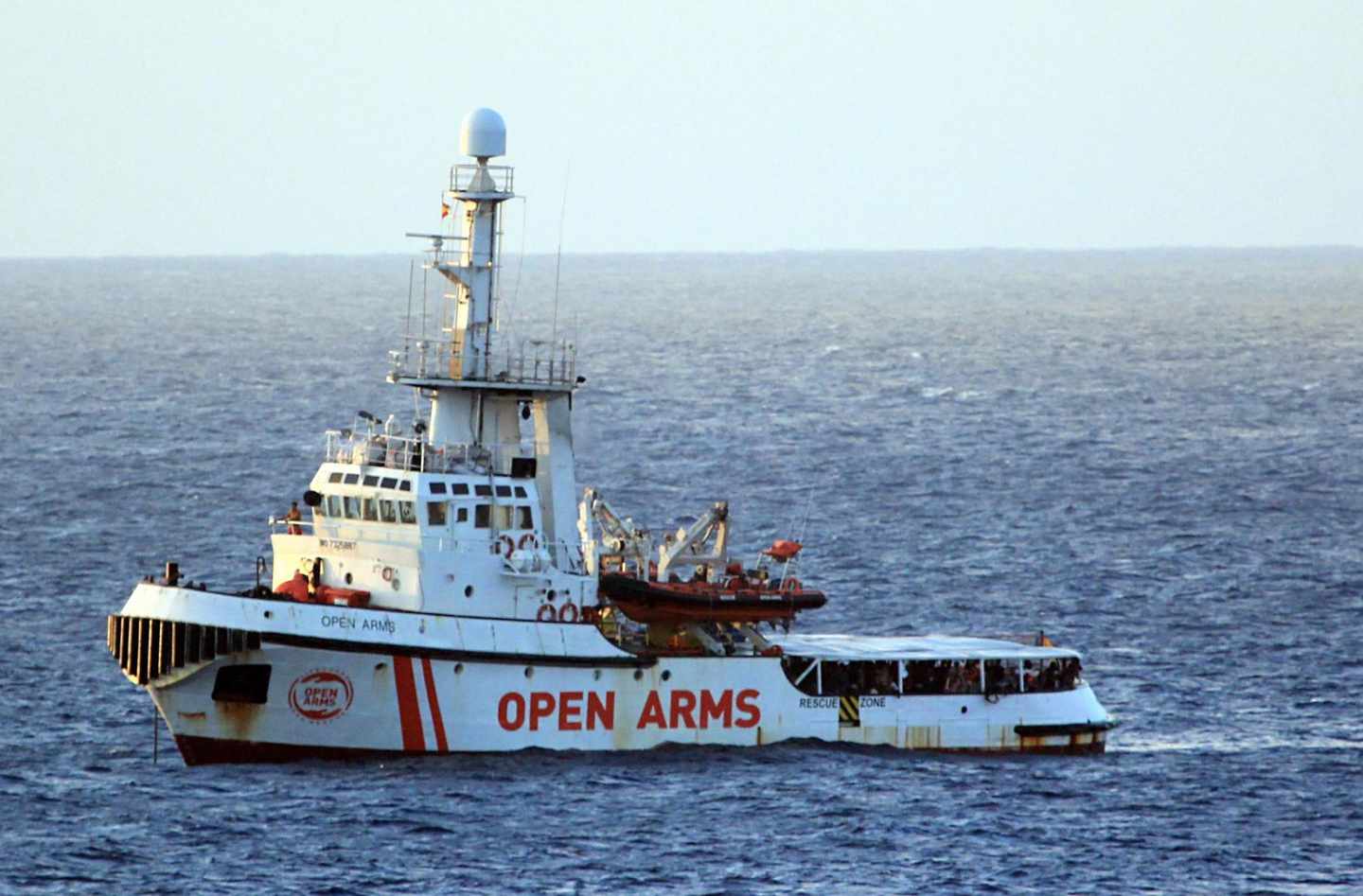 El buque de rescate Open Arms, fotografiado en aguas italianas.