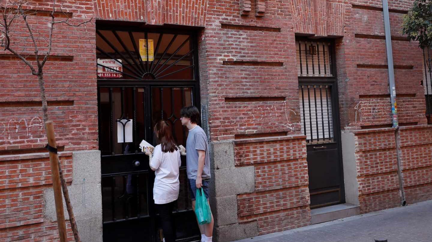 Fachada de la vivienda ubicada en el número 11 de la calle Tenerife, en el distrito de Tetuán de Madrid, donde esta madrugada ha sido hallado el cadáver de una mujer con signos de violencia y lesiones de arma blanca.
