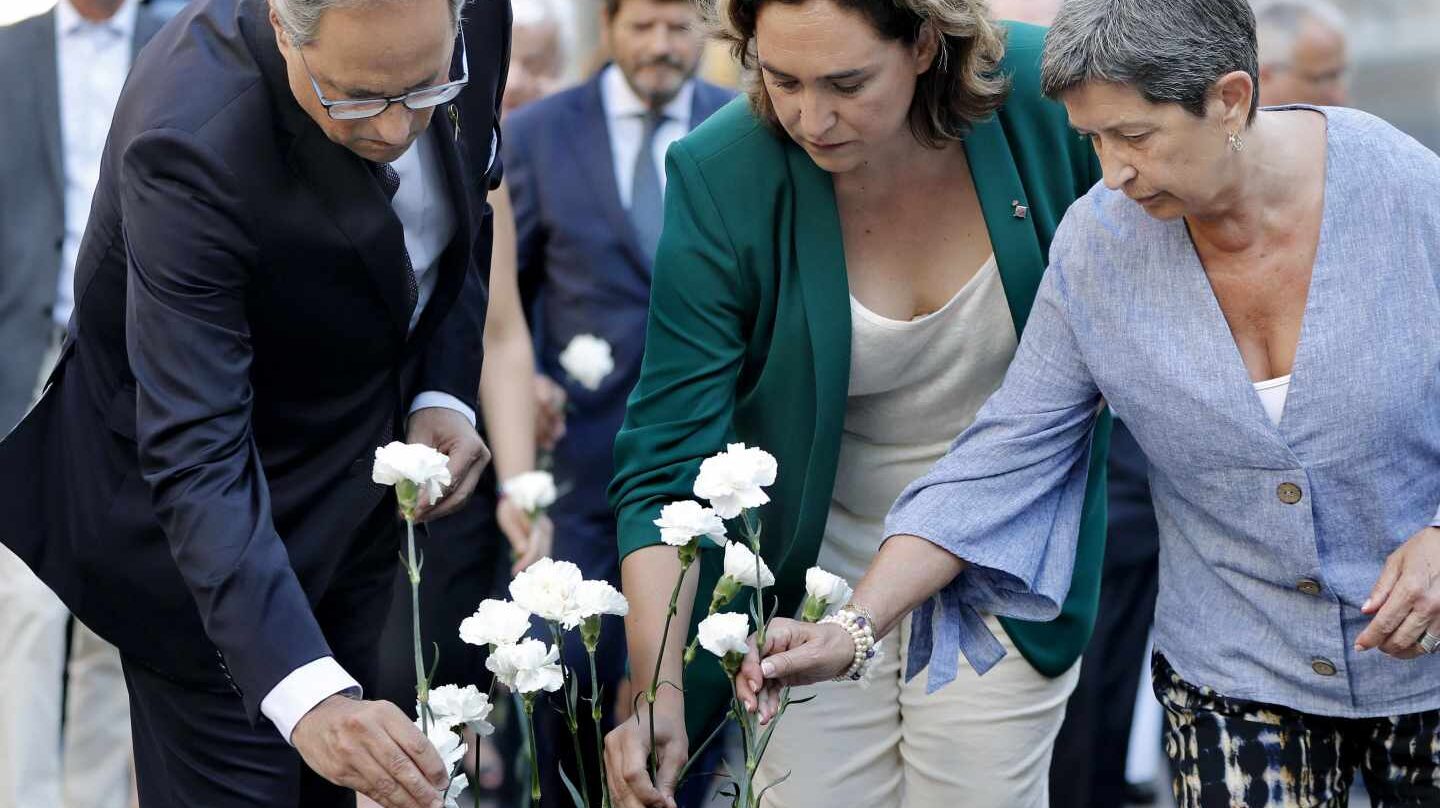La alcaldesa de Barcelona, Ada Colau, acompañada por el presidente de la Generalitat, Quim Torra y de la delegada del Gobierno en Cataluña, Teresa Cunillera (d), depositan claveles blancos durante el acto institucional celebrado esta mañana en conmemoración del segundo aniversario de los atentados terroristas del 17A.