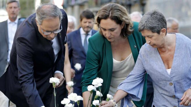 La alcaldesa de Barcelona, Ada Colau, acompañada por el presidente de la Generalitat, Quim Torra y de la delegada del Gobierno en Cataluña, Teresa Cunillera (d), depositan claveles blancos durante el acto institucional celebrado esta mañana en conmemoración del segundo aniversario de los atentados terroristas del 17A.