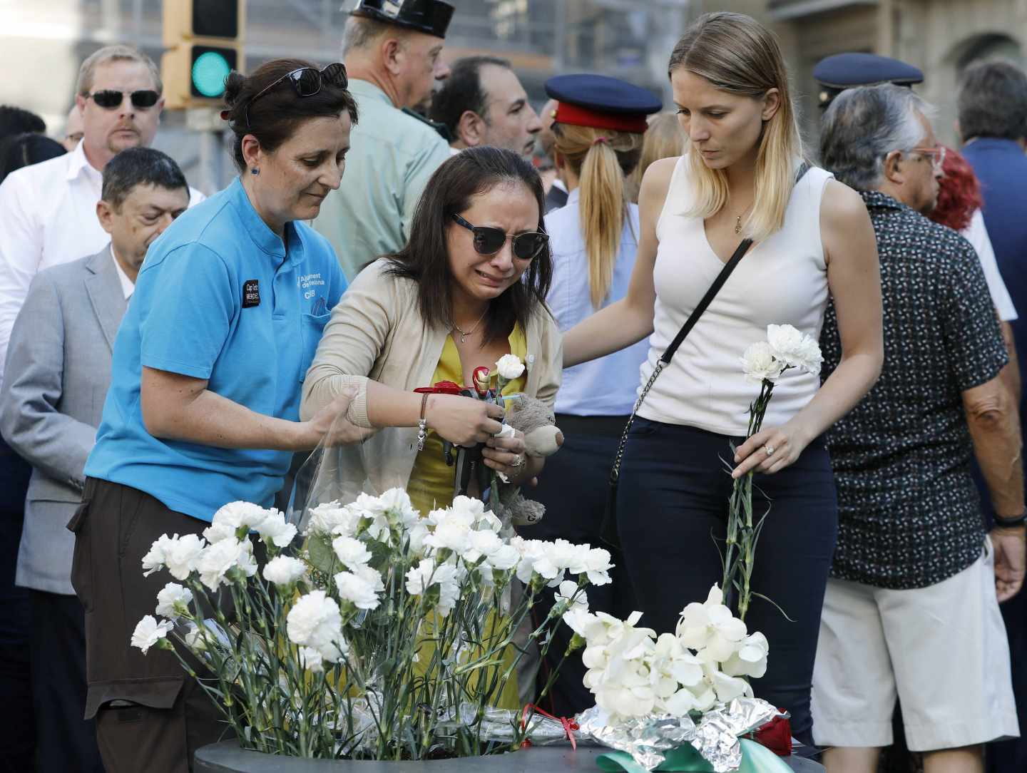 Familiares de las víctimas y afectados por el atentado terrorista del 17A depositan claveles blancos durante el acto institucional celebrado esta mañana las Ramblas para conmemorar el segundo aniversario del suceso.