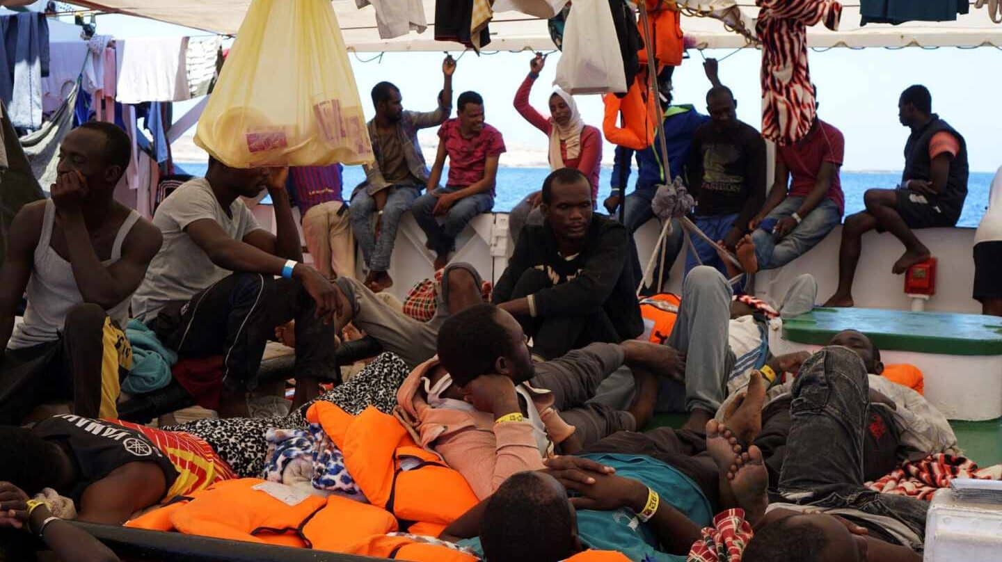 Inmigrantes en la cubierta del Open Arms.