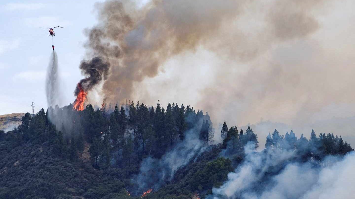 Incendio forestal en Valleseco, en la isla de Gran Canaria.