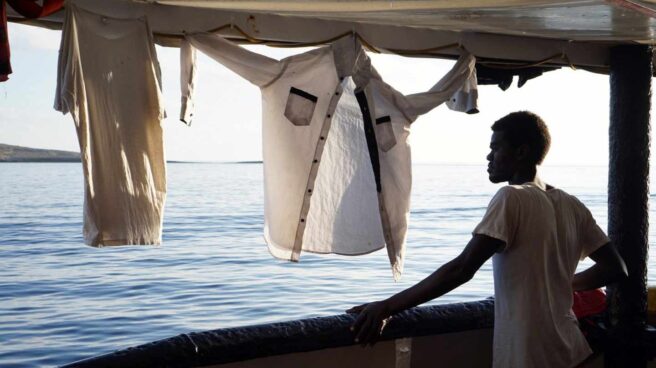 Un migrante desde la cubierta del buque del Open Arms. Un migrante desde la cubierta del buque del Open Arms.