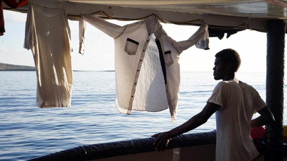 Un migrante desde la cubierta del buque del Open Arms.