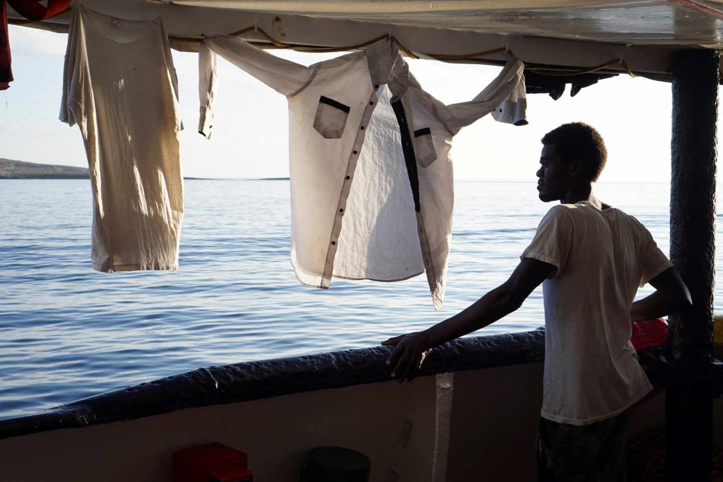 Un migrante desde la cubierta del buque del Open Arms.