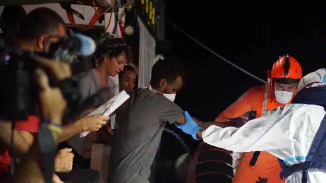15 migrantes del Open Arms se tiran al agua para llegar a Italia a nado