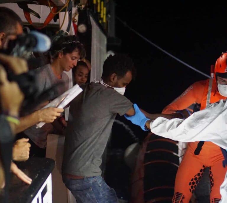 15 migrantes del Open Arms se tiran al agua para llegar a Italia a nado