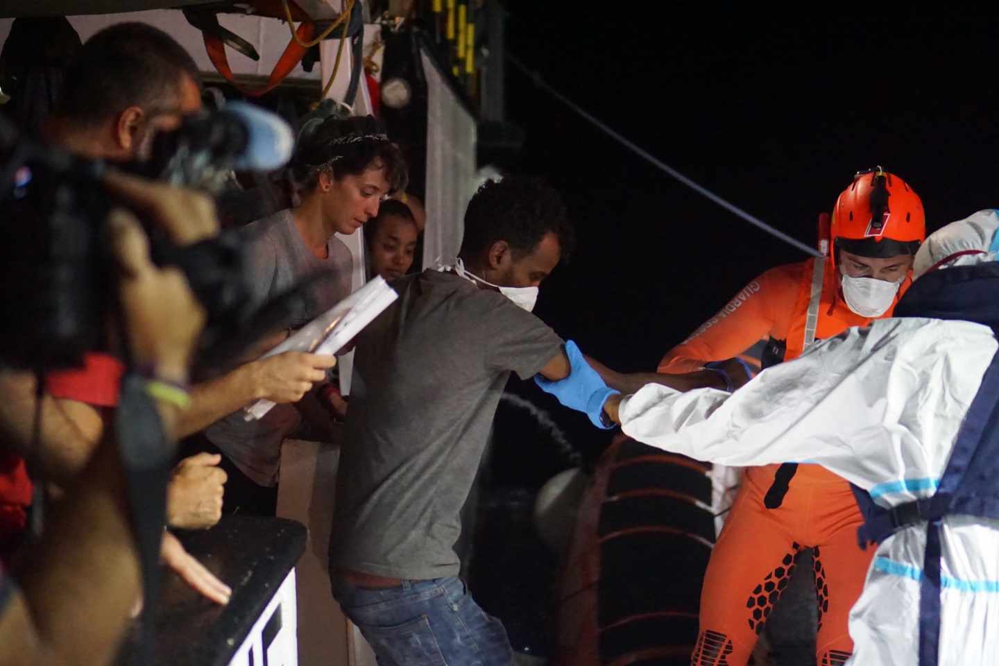 15 migrantes del Open Arms se tiran al agua para llegar a Italia a nado