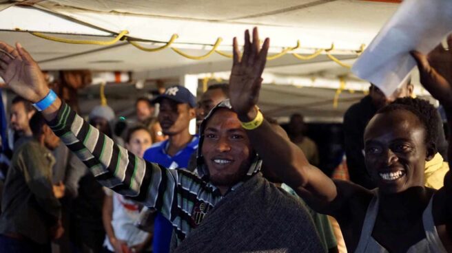 Los inmigrantes del Open Arms celebran la llegada a Lampedusa.