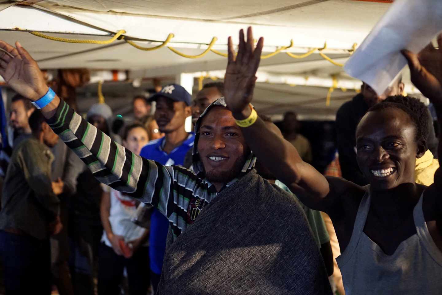 Los inmigrantes del Open Arms celebran la llegada a Lampedusa.