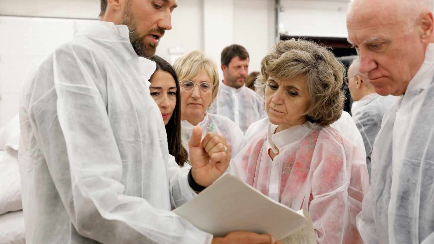 La ministra de Sanidad en funciones, María Luisa Carcedo (2d), acompañada por la consellera de Sanidad, Ana Barceló (3d)