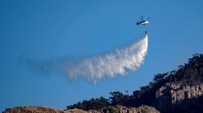 Varios medios aéreos descargan agua sobre el Parque Natural de Tamadaba, en el municipio de Agate.