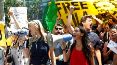 Ecologistas denuncian que el Consulado de Brasil les recibió con el 'Cara al Sol'