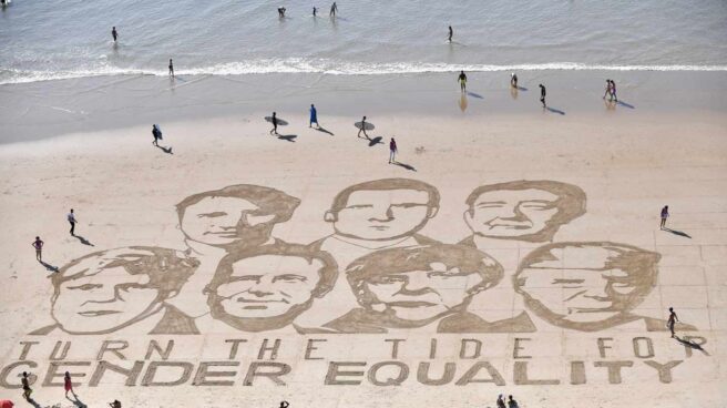 Vista aérea de un mensaje escrito en la arena de la playa Côte des Basques en Biarritz: "Que cambie la marea por la igualdad de género"