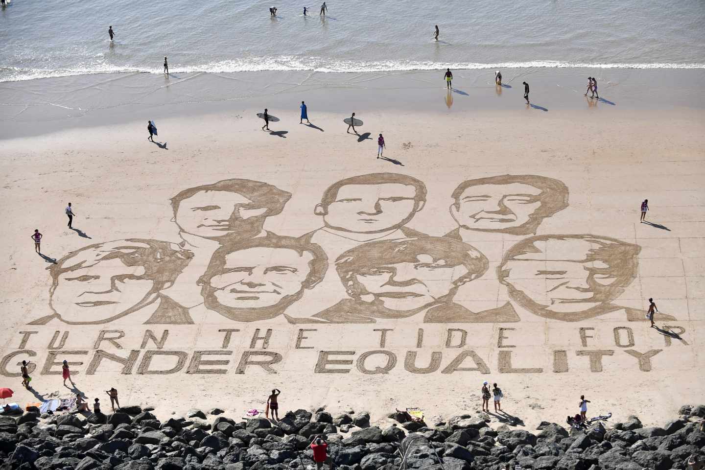 Vista aérea de un mensaje escrito en la arena de la playa Côte des Basques en Biarritz: "Que cambie la marea por la igualdad de género"