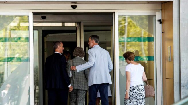 El rey Felipe VI y la reina Sofía han acudido este sábado al Hospital Universitario Quirón Salud-Madrid de Pozuelo de Alarcón (Madrid)