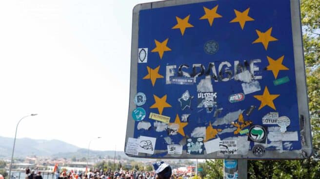 Los manifestantes han pegado distintivos en la frontera entre España y Francia.