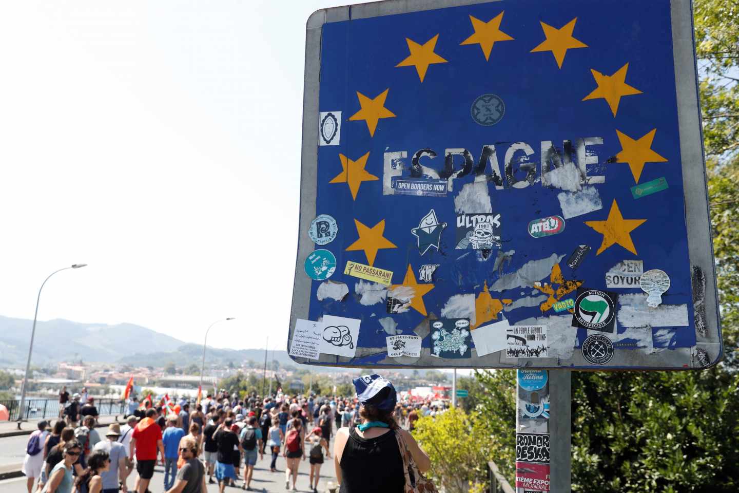 Los manifestantes han pegado distintivos en la frontera entre España y Francia.