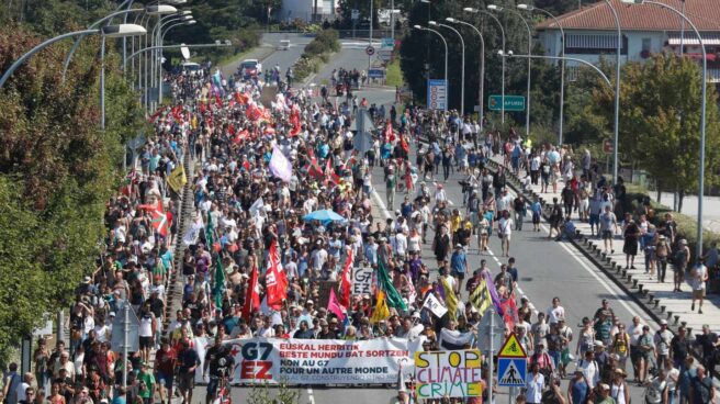 Manifestación contra el G-7 en Hendaya, este sábado.